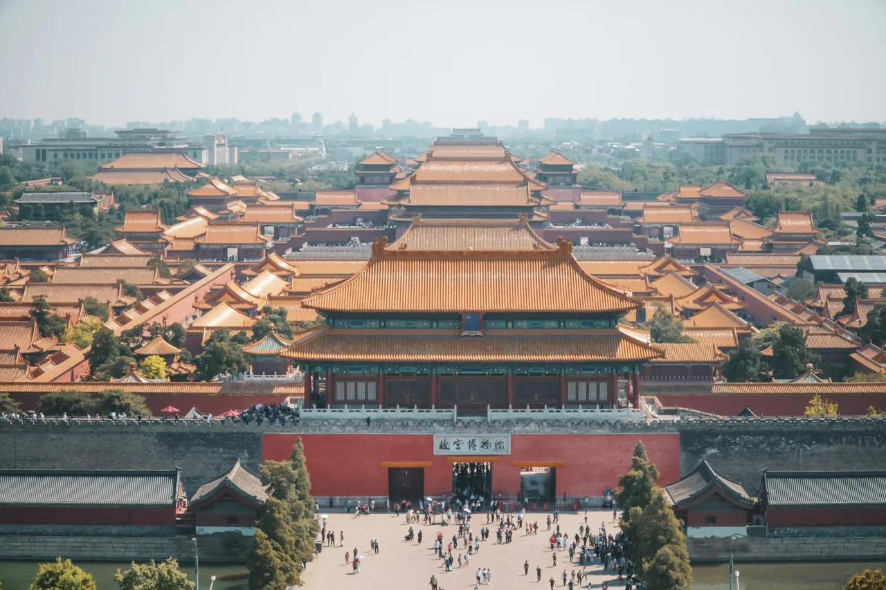 故宫的金色屋顶与北京城市全景