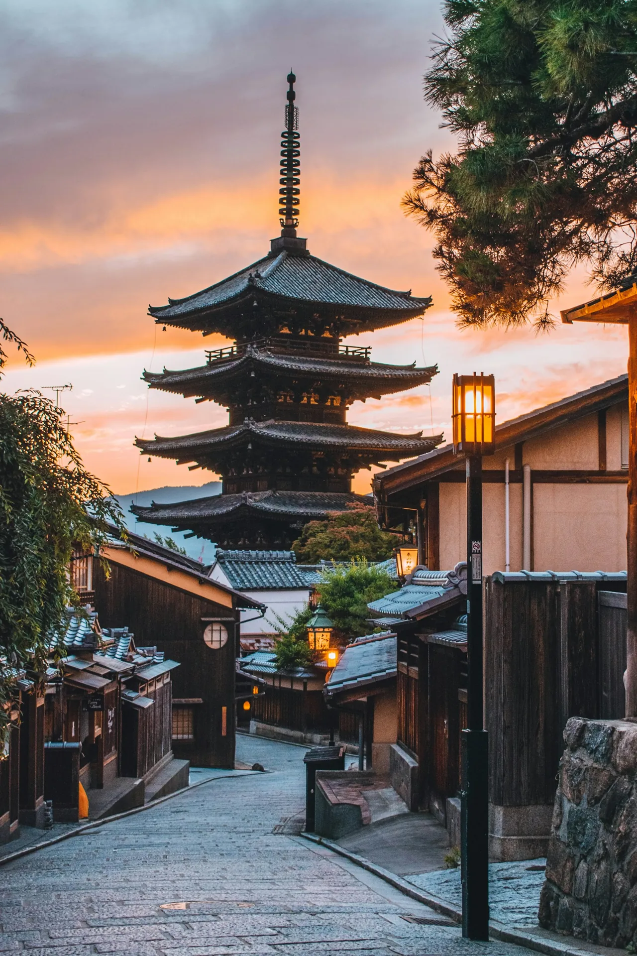 京都八坂塔旁的传统街巷