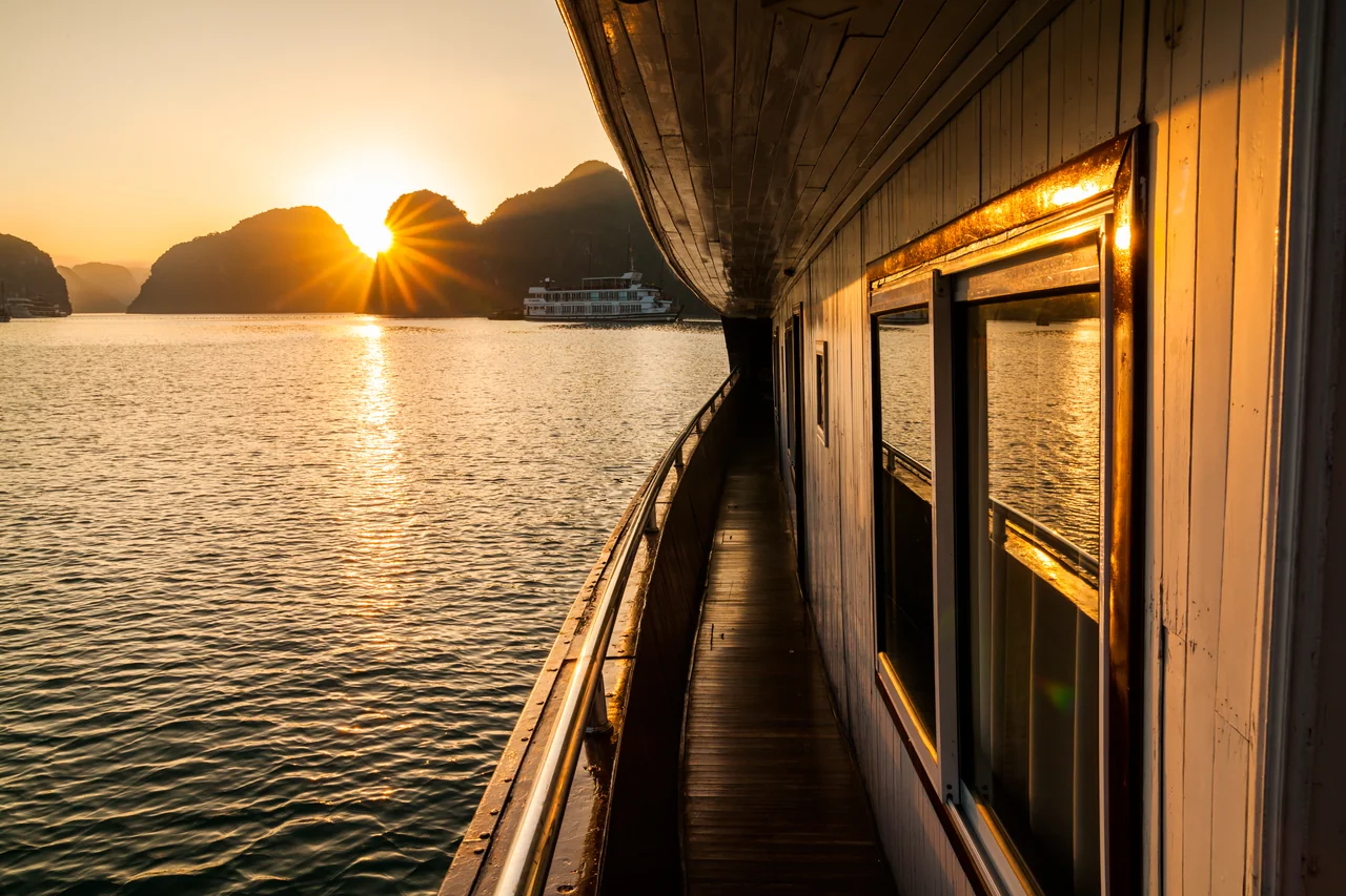 下龙湾船舷旁的日落与海面